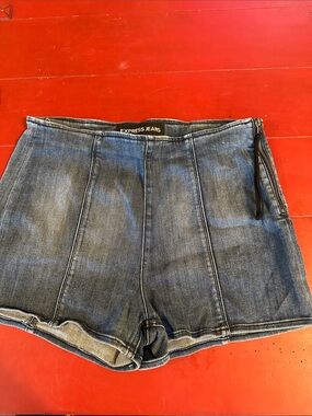 Express Jean Shorts in Faded Blue Wash size 12